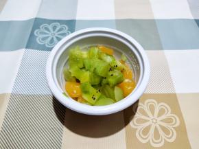 水果剥皮，切成比花生稍微大一点点的颗粒。也可以用水果罐头来做。