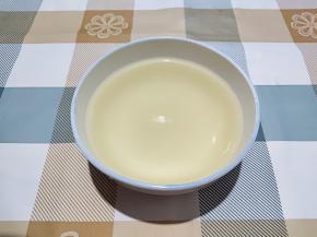 椰子水微波炉加热1分钟，然后加入糖搅拌至融化。晾凉至微热，不要烫，不要超过50度。