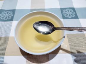 将泡软的吉利丁挤干水分，加入椰子水中，搅拌至融化。如果椰子水温度低了，不能完全融化，可以隔水加热一下，但温度不能太高。