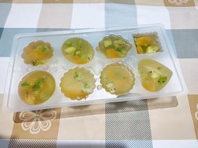 将椰子水分装至果冻盒中，然后冰箱冷藏几小时直至果冻凝固。