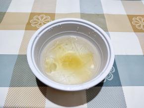 加入适量凉白开或冰水泡软。