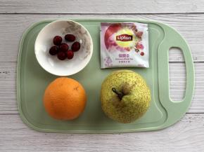 准备好食材，梨子和橙子洗净，橙子不去皮所以要用盐先搓洗一下。