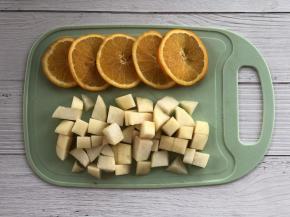 把橙子切成片，梨子去皮去核，切成小块。