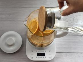 把梨块和橙片放入养生壶，加入清水。