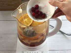 最后3分钟的时候加入蔓越莓和冰糖，或者喝的时候加入蜂蜜调味即可。蔓越莓不要煮太久，否则会褪色。