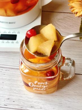 不仅可以喝茶，果肉也可以吃，煮过的水果更适合秋冬季节来吃哦！梨肉很软糯～