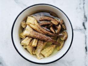 鹿茸菌洗净泡水，