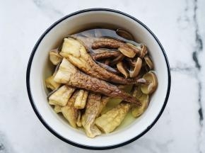 鹿茸菌洗净泡水，