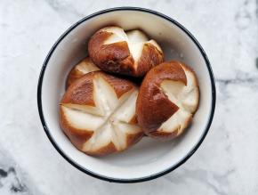 香菇洗净打花刀，