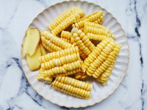 玉米切块，姜切片。