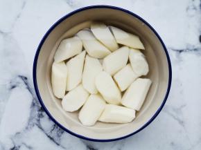 山药去皮切段泡入水中，