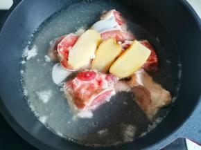 筒子骨洗净，冷水下锅，加三片姜一勺料酒煮出浮沫，