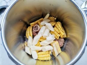 压力锅中放入筒子骨，玉米，山药，