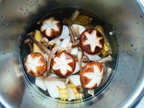 加入没过食材的水，滴几滴醋，水开小火煮35分钟，至指示器全部顶起再煮10分钟。