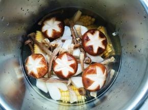 加入没过食材的水，滴几滴醋，水开小火煮35分钟，至指示器全部顶起再煮10分钟。
