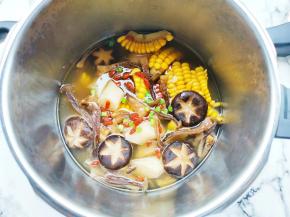 出锅加葱花枸杞，加一大勺盐，一勺白胡椒粉调味即可~