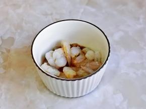 虾仁处理好后加入料酒，生抽抓拌均匀腌制。