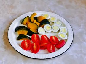 南瓜切小块，鹌鹑蛋，樱桃番茄一切二。