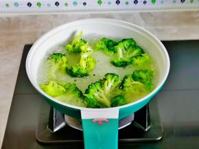 西兰花掰小朵焯水。