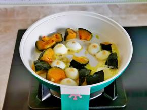 不粘锅中刷油，放入南瓜，鹌鹑蛋煎至微黄盛出备用。