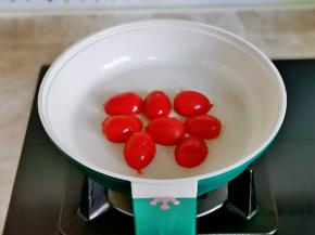小番茄煎1分钟盛出备用。