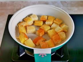 小火煎至金黄。