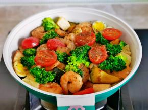 撒上黑胡椒，煎2分钟关火。