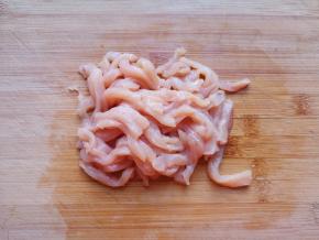 鸡脯肉切成丝。