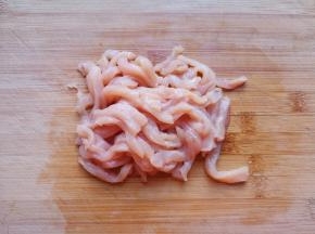 鸡脯肉切成丝。