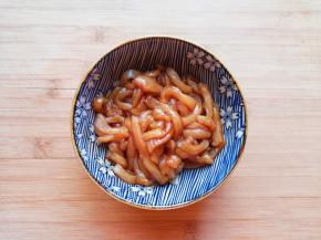 放入小碗，加入一勺红烧酱油和少许食用油，搅拌均匀腌制10分钟左右。