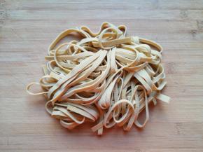 千张切成细条。