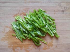 青椒去籽切成粗丝。