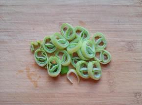 大葱切成小段。