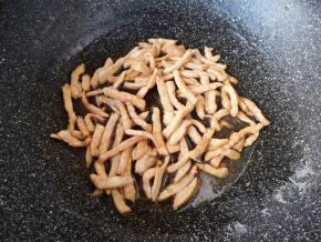 炒锅内倒适量的食用油烧热，下入腌好的鸡脯肉，大火翻炒至变色，盛出备用。