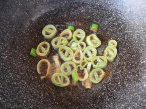 锅底留余油，下入葱段炒香。