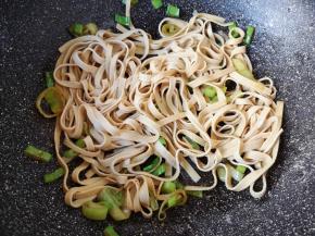 下入千张条翻炒均匀。