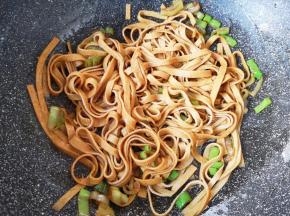 加入一勺红烧酱油翻炒均匀。