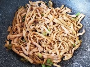 下入炒好的鸡脯肉翻炒均匀。