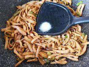 加入一点开水，放盐调味，焖炒两分钟。