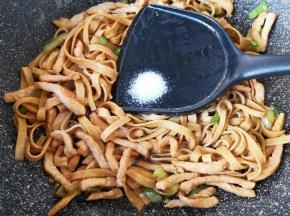 加入一点开水，放盐调味，焖炒两分钟。