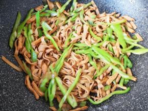 下入青椒翻炒至断生。