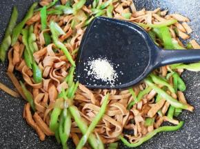 放鸡精增加口感。