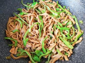 翻炒均匀即可。