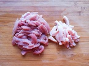 大肉肥瘦分开切成片。