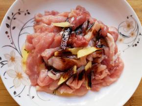 肥肉片放在一边，瘦肉里面先加入盐用手抓至发粘，再加入生姜片、老抽和少许食用油搅拌均匀，腌制15分钟左右。