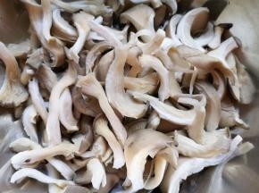 蘑菇撕开，用水浸泡一下洗干净。
