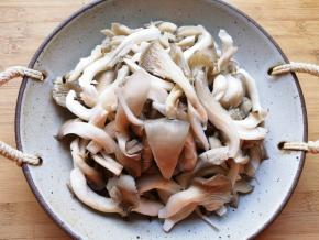 挤干水分备用。