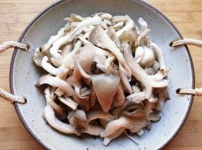 挤干水分备用。