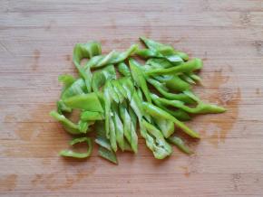 青椒去籽切成粗丝。