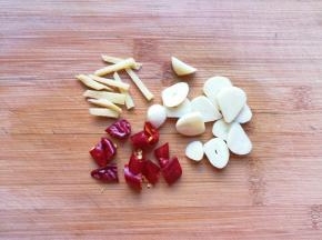 大蒜切成片，干红辣椒切成段，生姜切成丝。